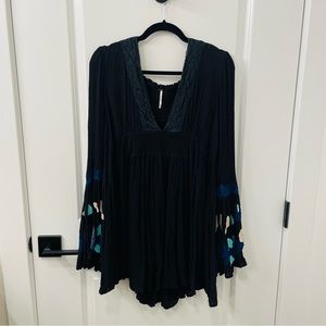 FREE PEOPLE — Black flowly dress with beautiful embodied sleeves